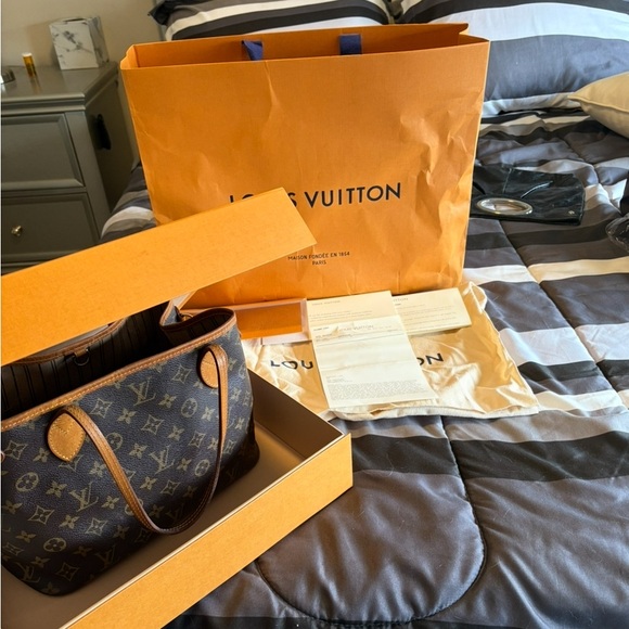 Louis Vuitton Handbags - Louis Vuitton Monogram Tote Bag